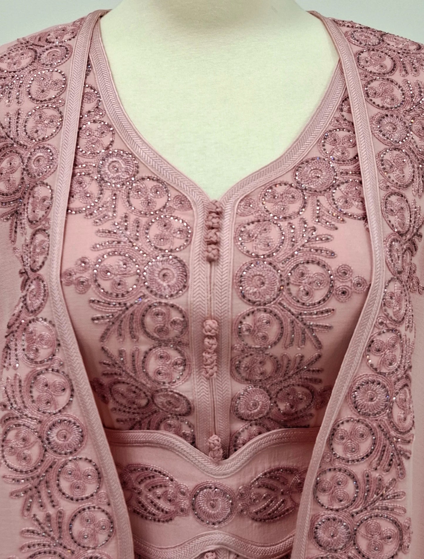 Embroidered U-Neck Bishet.