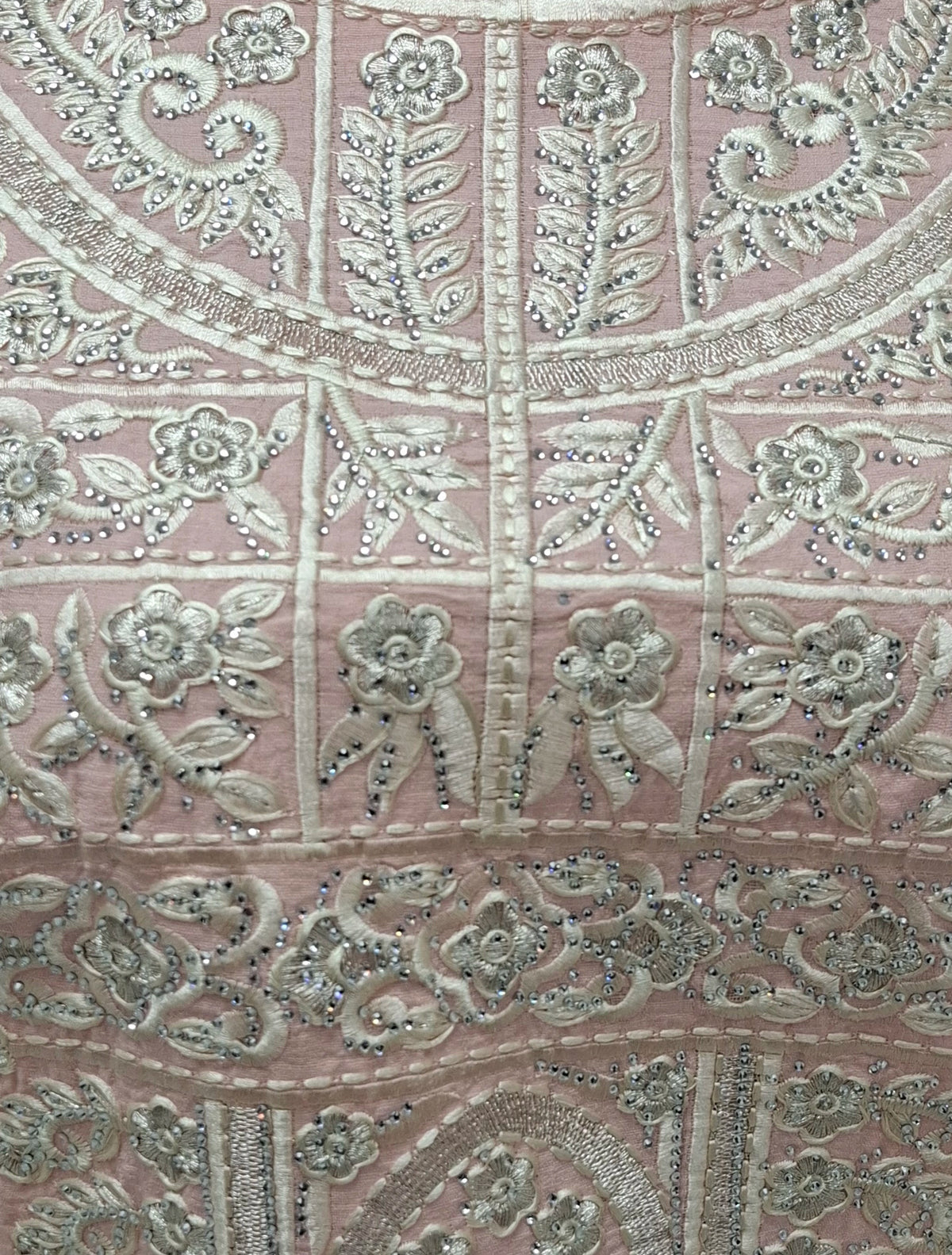 U-Neck Embroidered.