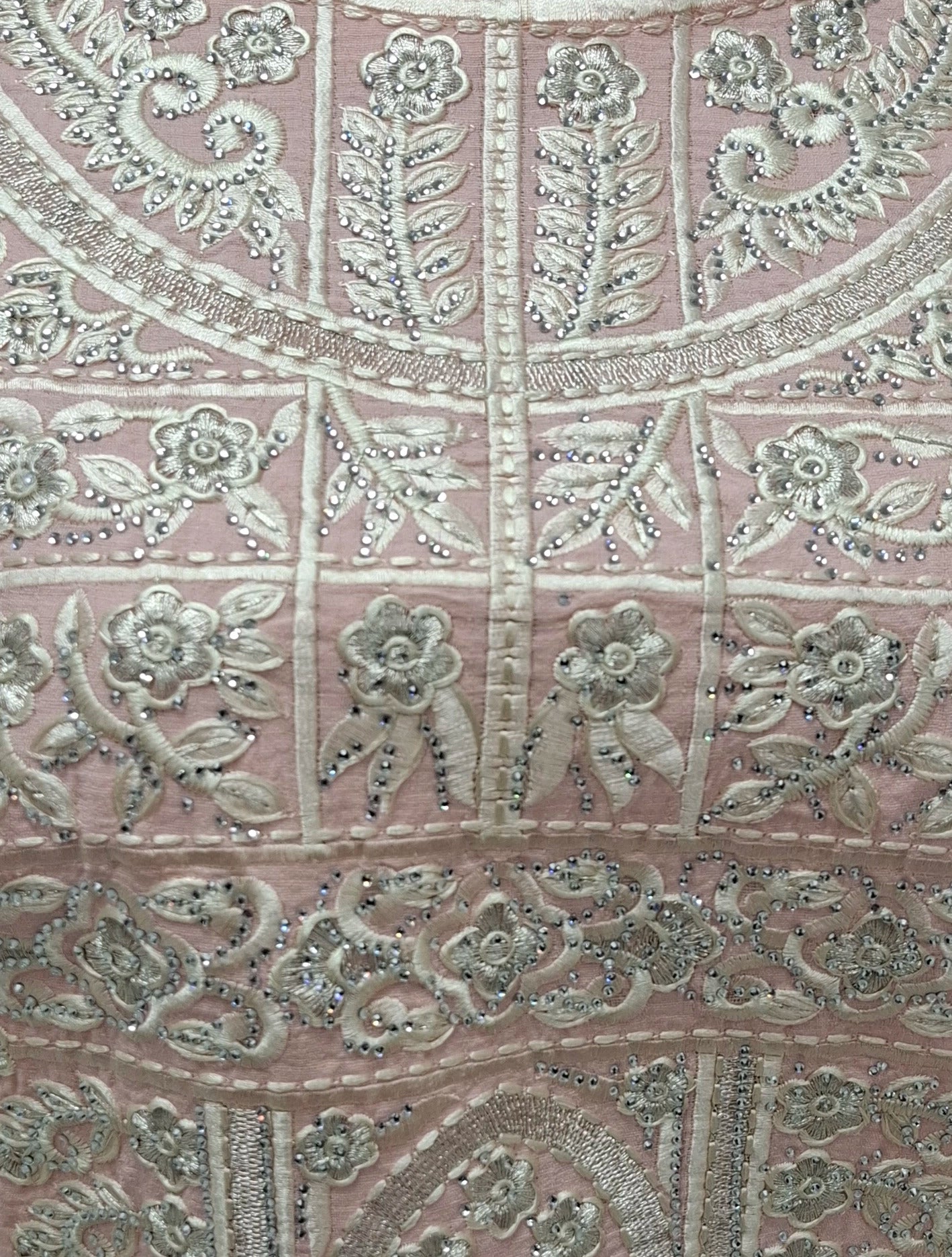 U-Neck Embroidered.