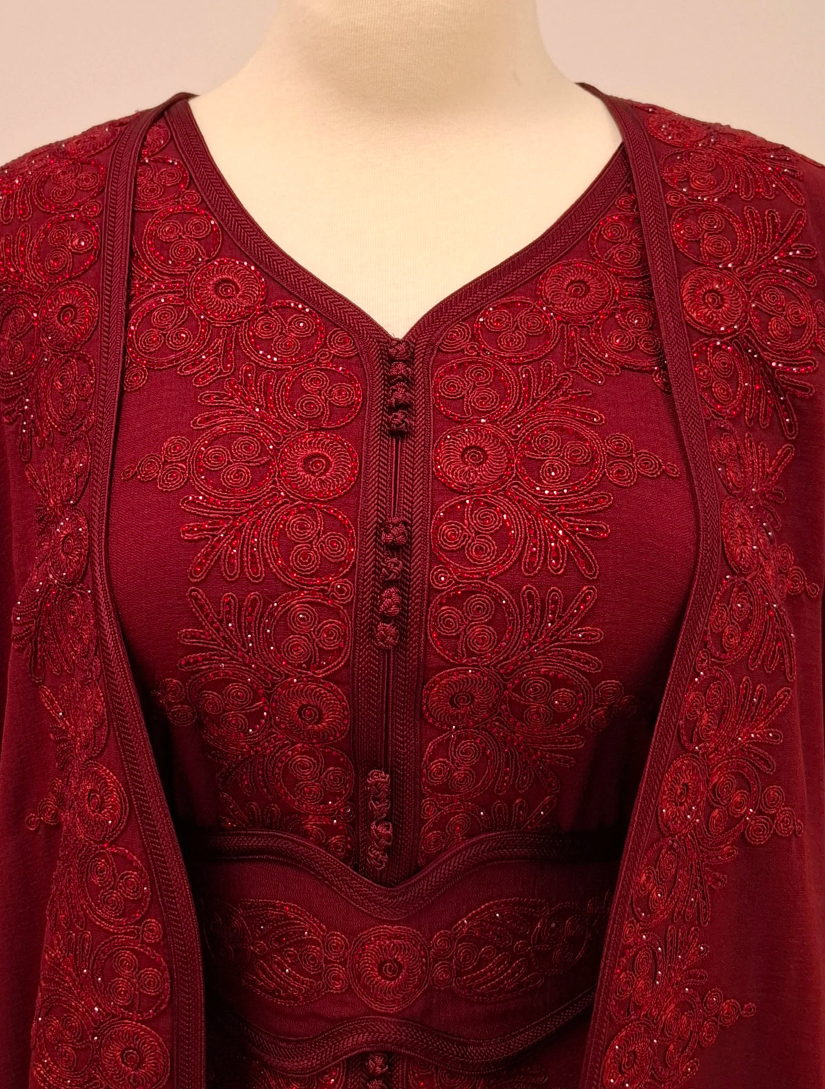 Embroidered U-Neck Bishet.