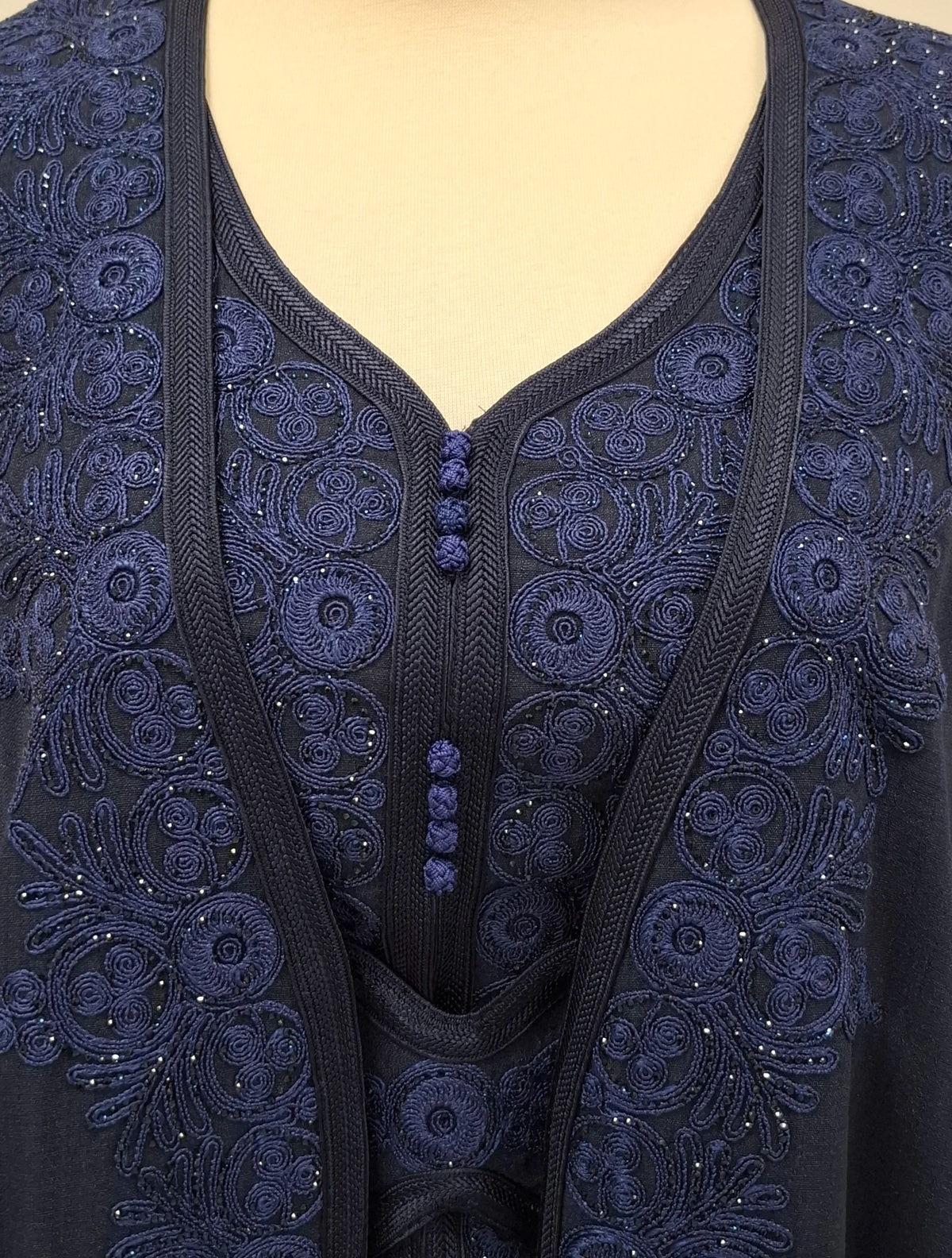 Embroidered U-Neck Bishet.