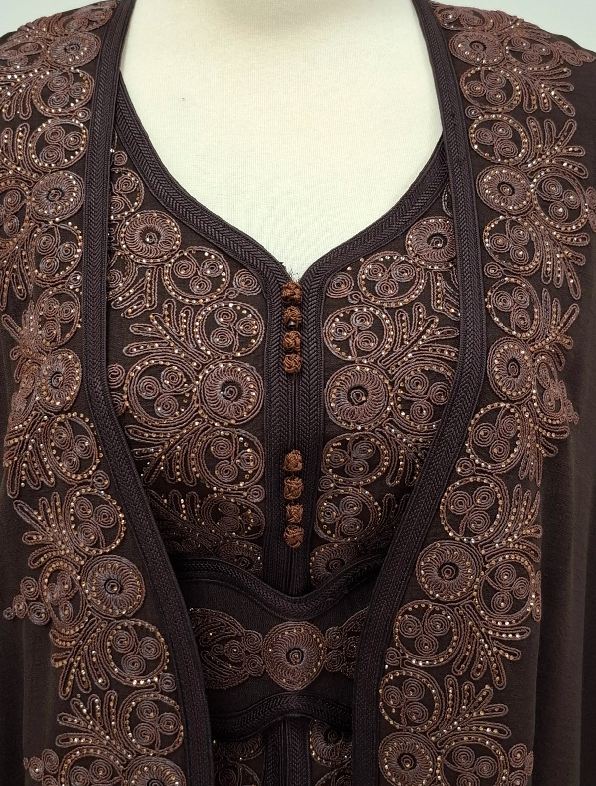 Embroidered U-Neck Bishet.