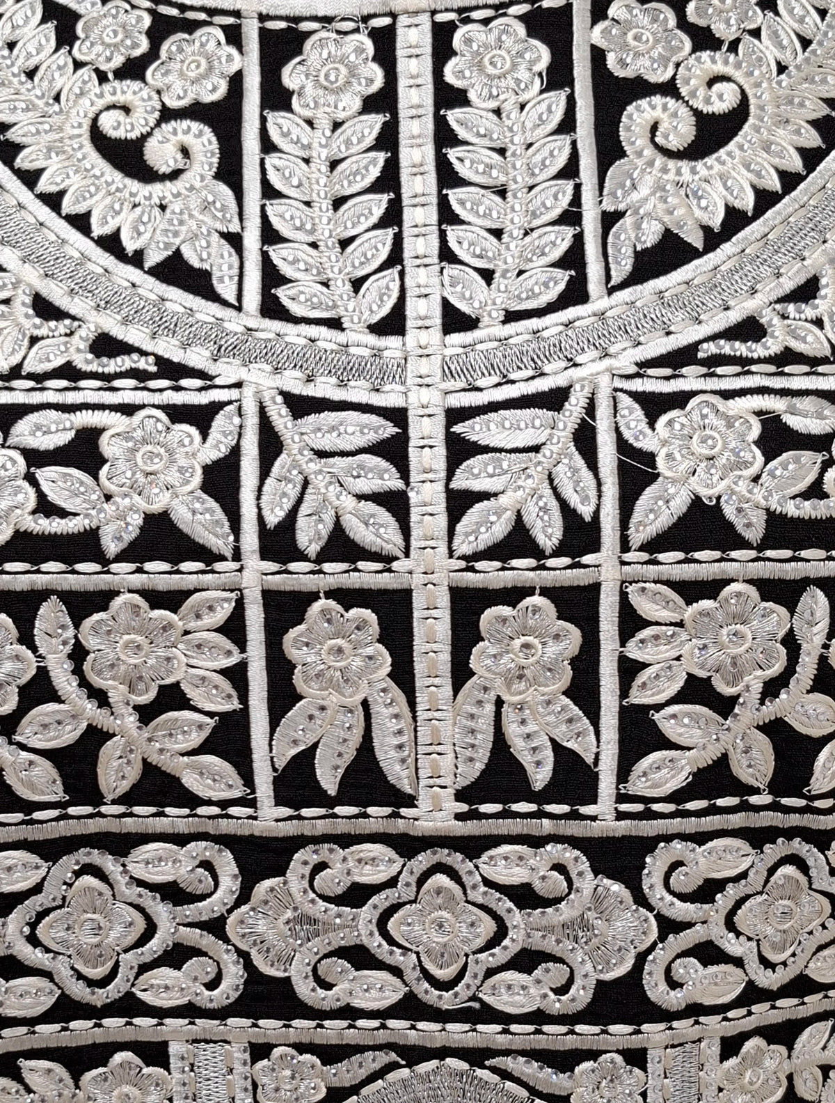 U-Neck Embroidered.