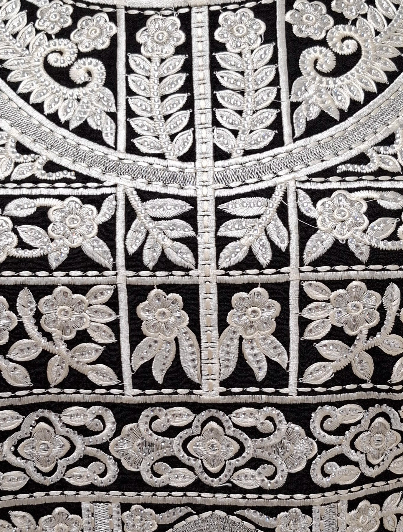 U-Neck Embroidered.