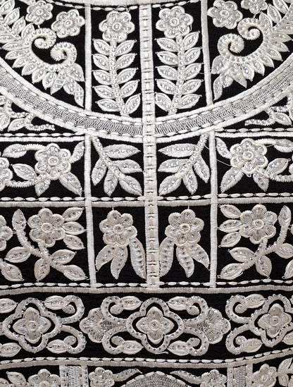 U-Neck Embroidered.